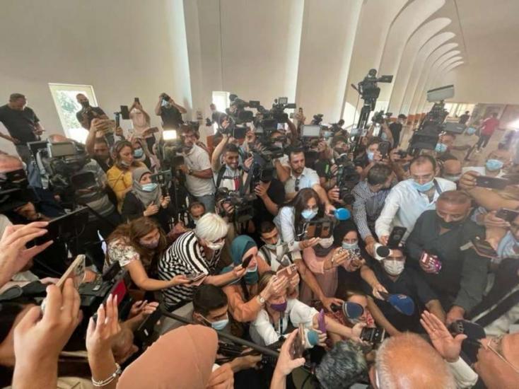 صورة تظهر حجم الاهتمام والتغطية الإعلامية الكبيرة التي حظيت بها جلسة النظر في قضية حي الشيخ جراح