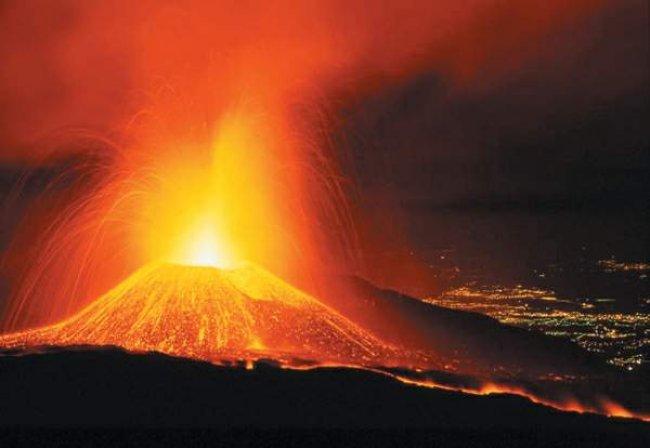 شاهد.. الحمم تتدفق من بركان كيلويا بهاواي