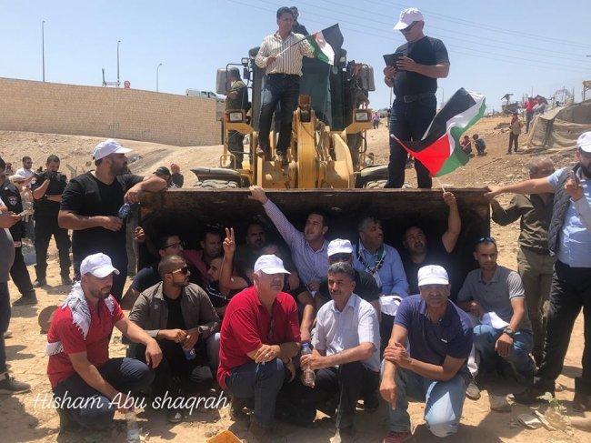 فلسطينيون يحاولون التصدي لجرافات الاحتلال ومنعها من هدم الخان الأحمر