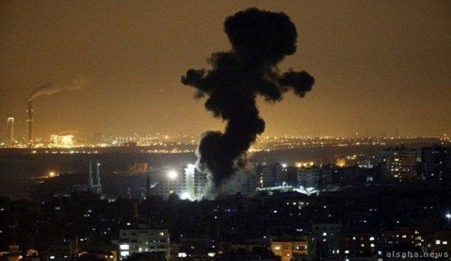 طيران الاحتلال يستهدف بصاروخ مجموعة من الشبان شرق دير البلح