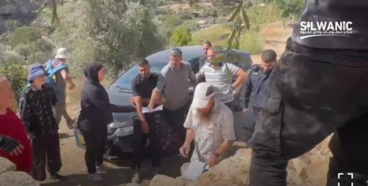 الاحتلال يقتحم أراضي وادي الربابة في سلوان ويُصادر ثمار الزيتون