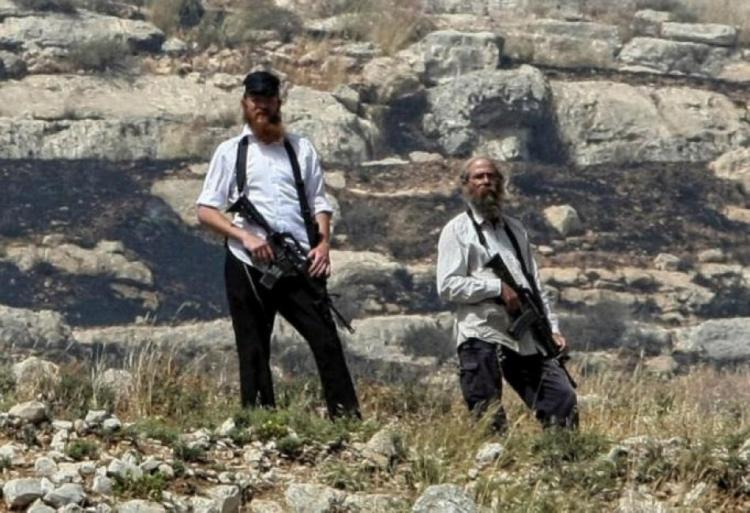 مستوطنون يطلقون الرصاص الحي صوب منازل المواطنين في المغير مستوطنون يطلقون الرصاص الحي صوب منازل المواطنين في المغير