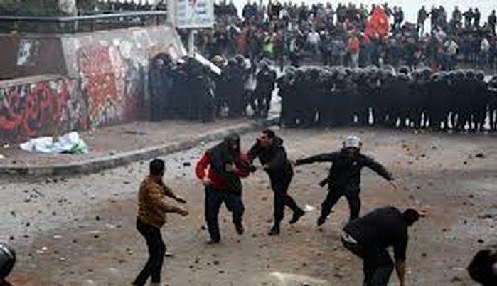 مصر..مقتل متظاهر ومحتجون يحرقون مركزا للشرطة تنديدا بزيارة كيري