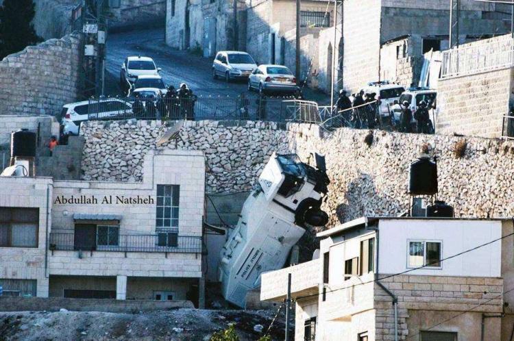 بالفيديو... سقوط سيارة "المياه العادمة" لتفريق المتظاهرين في الطور بالفيديو... سقوط سيارة "المياه العادمة" لتفريق المتظاهرين في الطور