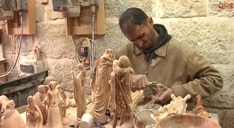 خاص لـ "وطن": بالفيديو... "جقمان".. تحترف "النحت على الخشب" منذ 90 عامًا وتستعد للأعياد المجيدة خاص لـ "وطن": بالفيديو... "جقمان".. تحترف "النحت على الخشب" منذ 90 عامًا وتستعد للأعياد المجيدة