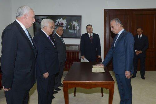عبد الواحد يؤدي اليمين القانونية أمام الرئيس سفيرا لفلسطين في الأرجنتين عبد الواحد يؤدي اليمين القانونية أمام الرئيس سفيرا لفلسطين في الأرجنتين