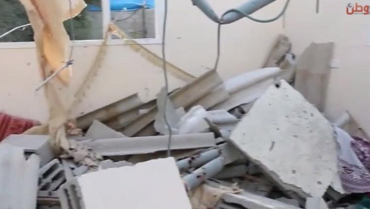 خاص لـ "وطن": بالفيديو... "أبو جزر": بعد أن كنا نخاف على منزلنا من الغبار أصبح كومة ركام خاص لـ "وطن": بالفيديو... "أبو جزر": بعد أن كنا نخاف على منزلنا من الغبار أصبح كومة ركام