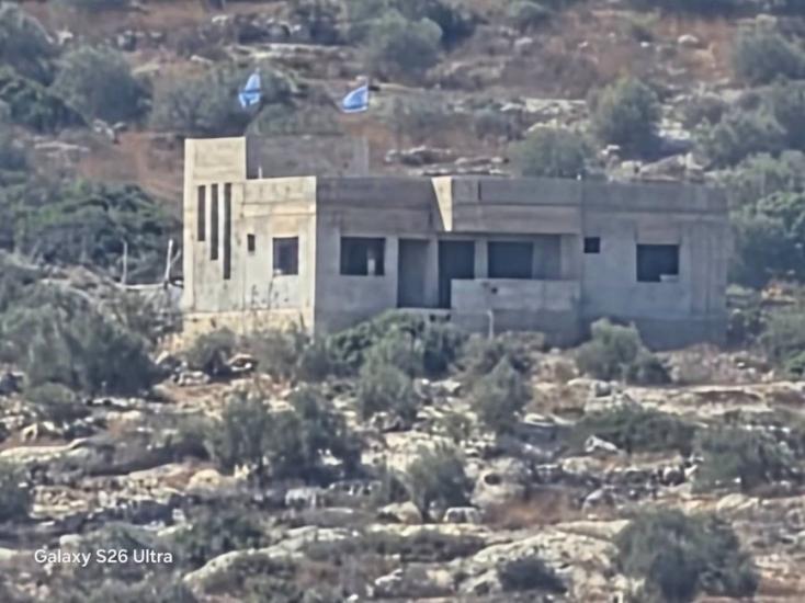 مستوطنون يرفعون أعلام الاحتلال على منزل غرب دير أبو ضعيف بجنين مستوطنون يرفعون أعلام الاحتلال على منزل غرب دير أبو ضعيف بجنين