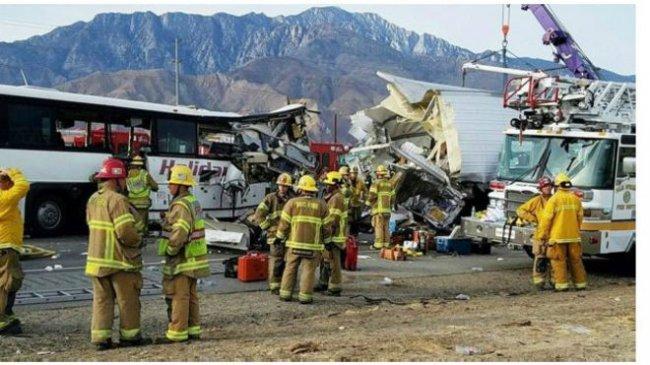 مصرع 13 في اصطدام حافلة بشاحنة في كاليفورنيا