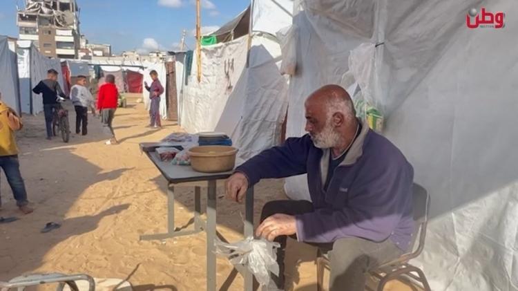 من أمام خيمته المتهالكة… أشرف الصوير يروي وجع البقاء في غزة