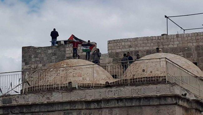 صور | رفْع العلم الفلسطيني على سطح مصلى "باب الرحمة"