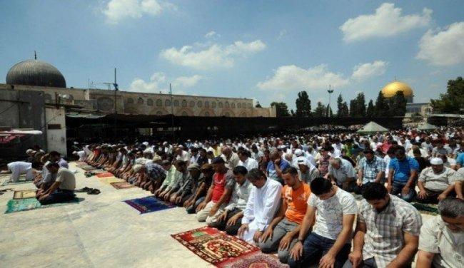الآلاف يؤدون صلاة الجمعة في المسجد الأقصى