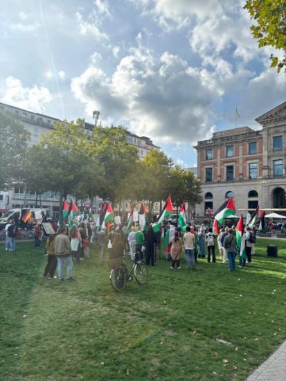 الجالية الفلسطينية في بريمن تنظم وقفة تضامنية مع أهلنا في غزة الجالية الفلسطينية في بريمن تنظم وقفة تضامنية مع أهلنا في غزة