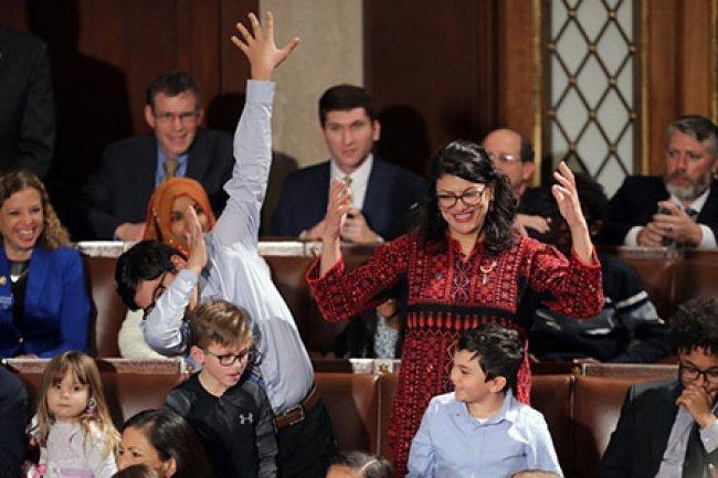 "TweetYourThobe".. نساء يرتدين الثوب الفلسطيني دعمًا لرشيدة طليب "TweetYourThobe".. نساء يرتدين الثوب الفلسطيني دعمًا لرشيدة طليب