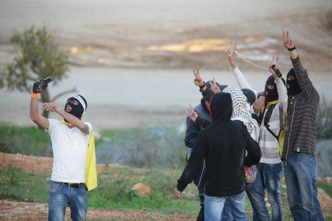الاحتلال يعتقل أربعة فتية ويصيب مواطنا في الرأس بمواجهات في بيت أمر