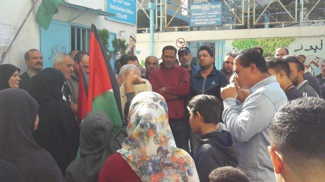 فلسطينيو سوريا يعتصمون أمام مقر الأونروا في ‏مخيم البداوي