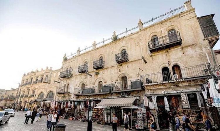 مستوطنون يهدمون جدراناً أثرية من فندق البتراء في القدس