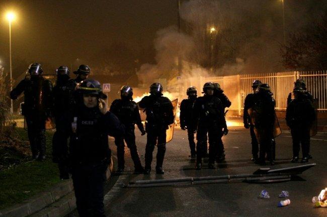 الشرطة تغتصب شابا بهراوة ومظاهرات في فرنسا