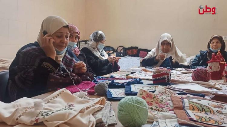 غزة: مسنون يتغلبون على الحياة بتعلم القراءة والتطريز