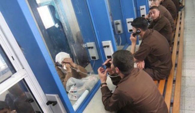 الاحتلال يعتقل والدة الأسير محمد البدن خلال زيارته في السجن