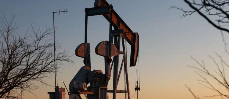 النفط يتجه لتسجيل أطول موجة خسائر شهرية منذ مارس 2020