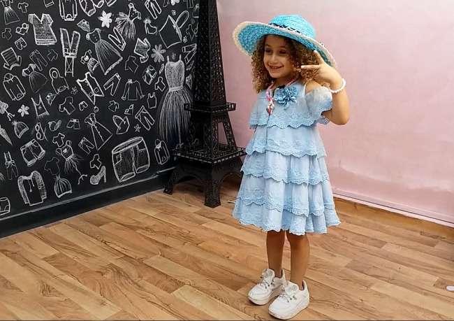 الطفلة "سما" أصغر عارضة أزياء في غزة