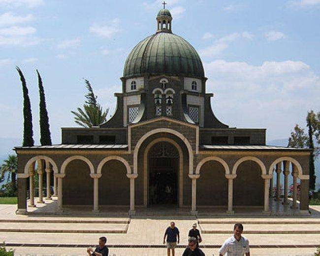 الكنيسة الإنجيلية التشيكية ترفع العلم الفلسطيني على أسوارها للمرة الأولى