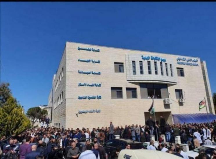 نقابة الأطباء تقرر اتخاذ إجراءات جديدة في ظل"تعنت" الحكومة وعدم تجاوبها لمطالبها نقابة الأطباء تقرر اتخاذ إجراءات جديدة في ظل"تعنت" الحكومة وعدم تجاوبها لمطالبها