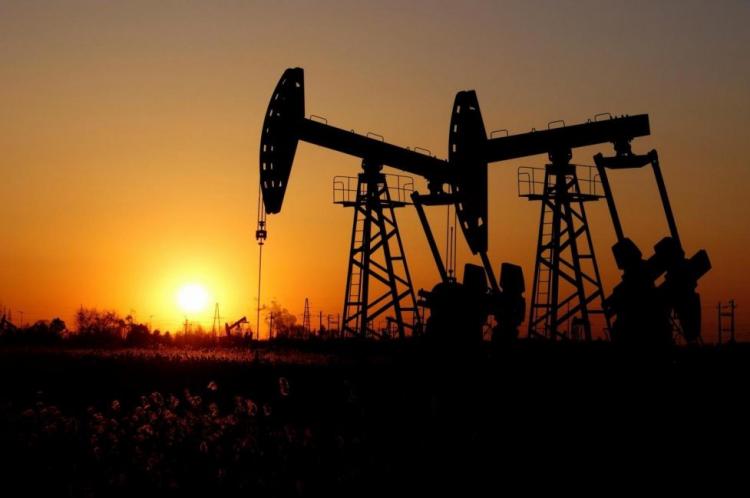 أسعار النفط تغلق قرب أعلى مستوياتها في عام
