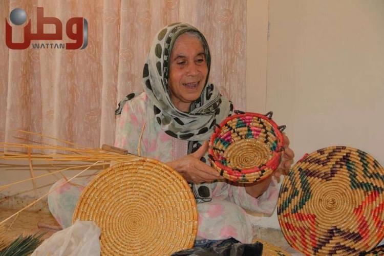 خاص لـ "وطن": بالفيديو... "أطباق القش" رغم عثرات الزمن ما زالت تزيّن جدران البيوت الفلسطينية خاص لـ "وطن": بالفيديو... "أطباق القش" رغم عثرات الزمن ما زالت تزيّن جدران البيوت الفلسطينية