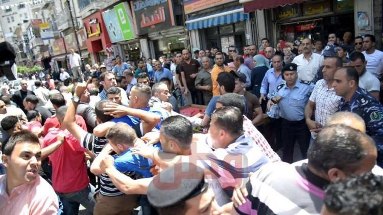 رام الله: الشرطة تعتدي على طاقم وطن وتصادر الكاميرا وتعتقل ثلاثة صحافيين