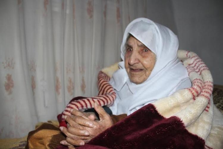 خاص لـ "وطن": بالفيديو... نابلس: معمرة (115 عامًا) تروي لأحفادها ذكرياتها في العهد العثماني خاص لـ "وطن": بالفيديو... نابلس: معمرة (115 عامًا) تروي لأحفادها ذكرياتها في العهد العثماني
