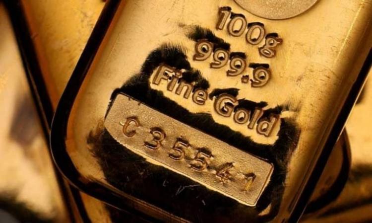 الذهب يرتفع مع انخفاض النفط والأنظار على توقعات أسعار الفائدة