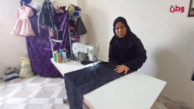 درست التمريض ولم تعثر على فرصة عمل.. حنين تلجأ للخياطة وتصميم الأزياء لتوفير مصدر رزق لها درست التمريض ولم تعثر على فرصة عمل.. حنين تلجأ للخياطة وتصميم الأزياء لتوفير مصدر رزق لها