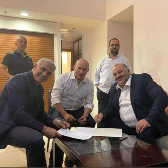 بعد ولاءات الطاعة لحكومة الاحتلال.. منصور عباس يقود الرواية الصهيونية العنصرية بعد ولاءات الطاعة لحكومة الاحتلال.. منصور عباس يقود الرواية الصهيونية العنصرية
