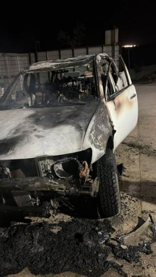 مستوطنون يحرقون مركبة ويهاجمون منازل في السموع جنوب الخليل مستوطنون يحرقون مركبة ويهاجمون منازل في السموع جنوب الخليل