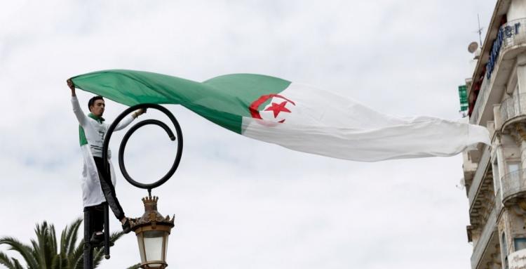 الجزائر تحيي الذكرى الـ 60 للاستقلال بأضخم عرض عسكري منذ 33 عاما