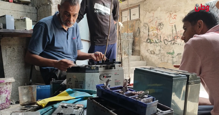 أزمة الكهرباء في غزة تدفع المواطنين إلى إعادة تصليح البطاريات المتهالكة أزمة الكهرباء في غزة تدفع المواطنين إلى إعادة تصليح البطاريات المتهالكة