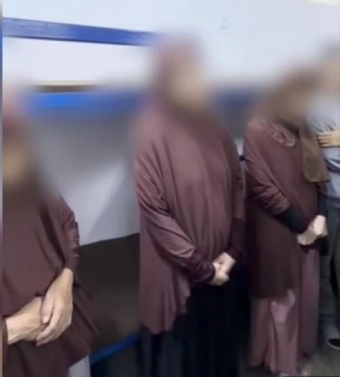 بن غفير يقتحم سجن الدامون ويتفاخر بالظروف القاسية المفروضة على الأسيرات بن غفير يقتحم سجن الدامون ويتفاخر بالظروف القاسية المفروضة على الأسيرات