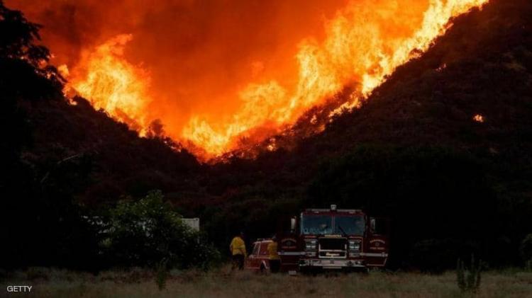 حريق ضخم في كاليفورنيا يجبر الآلاف على ترك منازلهم