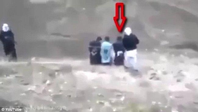 بالفيديو .. رهينة يخطف السلاح من "داعشي" قبل إعدامه!