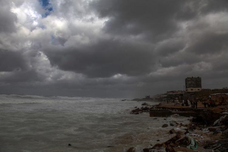 الشرطة البحرية تقرر إغلاق بحر غزة ومنع دخول الصيادين بسبب المنخفض الجوي