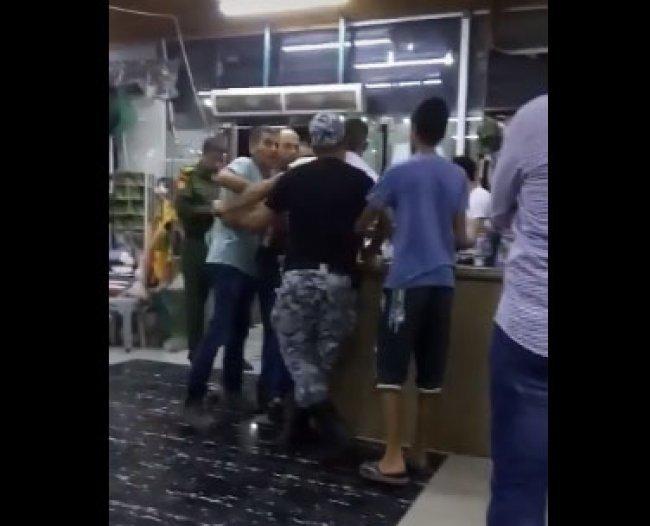 فيديو| اعتداء عناصر الضابطة الجمركية على شبان في محل تجاري وعائلتهم توضح لوطن