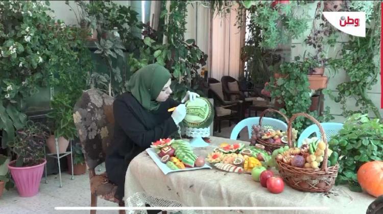 رهام أبو شكر فنانة تشكيلية تبدع في النحت على الفواكه رهام أبو شكر فنانة تشكيلية تبدع في النحت على الفواكه