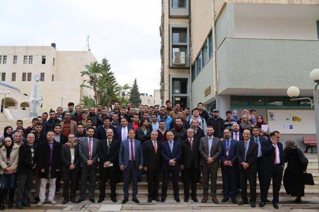 عمار العكر يلقي محاضرة عن تجربته الادارية على طلبة جامعة النجاح الوطنية عمار العكر يلقي محاضرة عن تجربته الادارية على طلبة جامعة النجاح الوطنية