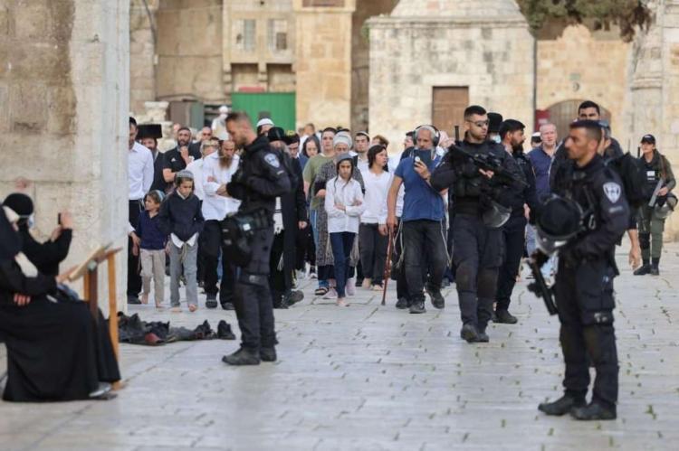 الاحتلال يحوّل باحات الأقصى إلى ثكنة عسكرية وعشرات المستوطنين يقتحمون المسجد
