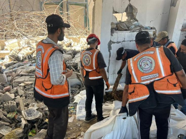 انتشال جثامين 17 شهيداً من تحت الأنقاض في غزة انتشال جثامين 17 شهيداً من تحت الأنقاض في غزة