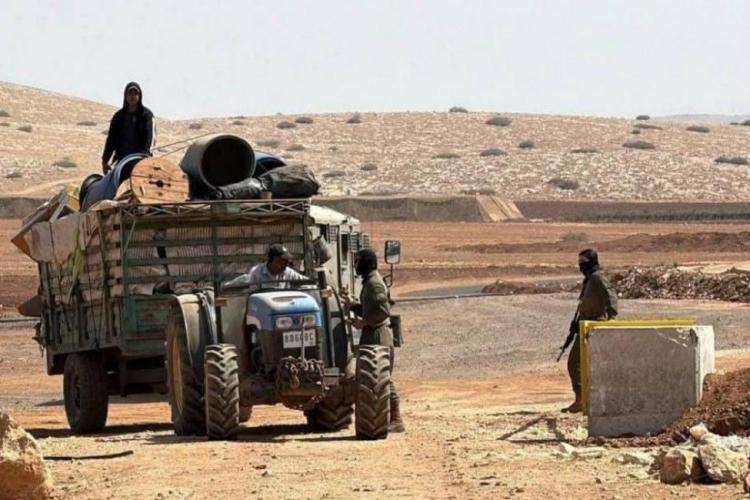 الاحتلال يواصل حصار "الرأس الأحمر" في الأغوار الشمالية منذ 25 يومًا