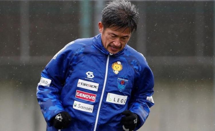 أكبر لاعب كرة قدم ياباني (53 عاما) يشارك أساسيا في دوري بلاده