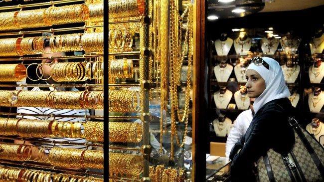 الأزمة المالية تدفع المواطنين لبيع مدخراتهم الذهبية الأزمة المالية تدفع المواطنين لبيع مدخراتهم الذهبية